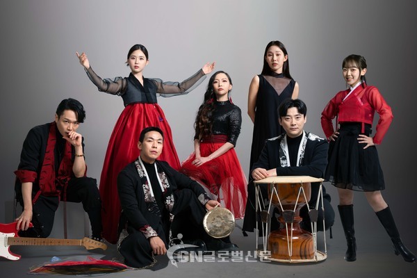 일렉트로 국악밴드 누모리. 왼쪽부터 정준석, 이아진, 이주용, 이안나, 구민지, 문상준, 윤세연