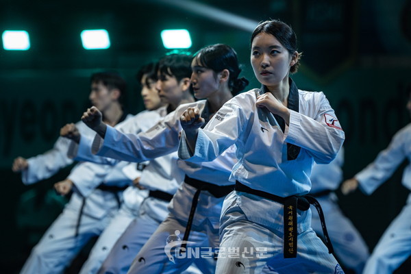 기원 태권도시범단이 창단 50주년을 맞아 9월 9일(월) 오후 5시 국기원에서 기념식을 연다. 사진은 ‘2024 문경 세계태권도한마당’ 개회식에서 시범공연을 펼치고 있는 모습.