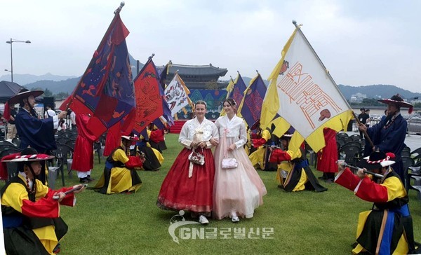 외국인 관광객이 즐거운 모습으로 의장대 사열을 하고 있다.