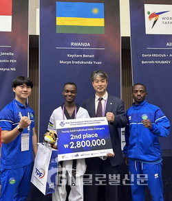 ‘무주 태권도원 2024 국제 오픈 버추얼 태권도대회’에 참가한 르완다 선수단(우측부터 베논 선수, 태권도진흥재단 김중헌 이사장, 아이반 선수, 정지만 사범 순)
