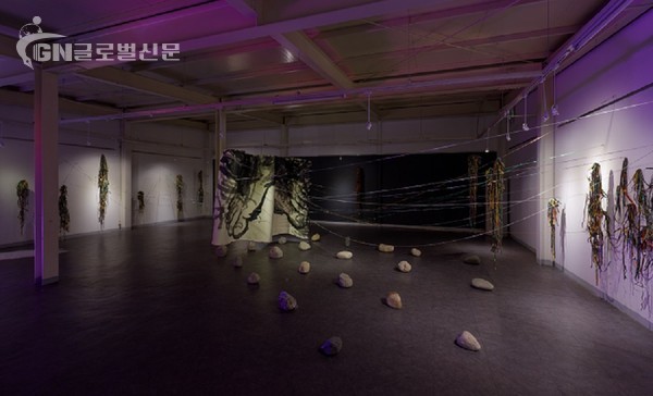 01 아버지(Father), 가변설치, 한지 앞뒤 양면에 먹과 안료, 천, 스팽글 체인, 자연석, 2024 (앞 부분 전경)