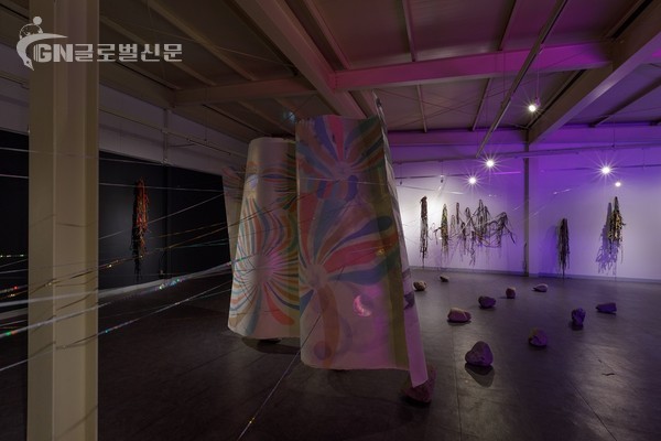 02 아버지(Father), 가변설치, 한지 앞뒤 양면에 먹과 안료, 천, 스팽글 체인, 자연석, 2024 (뒤 부분 전경 1)