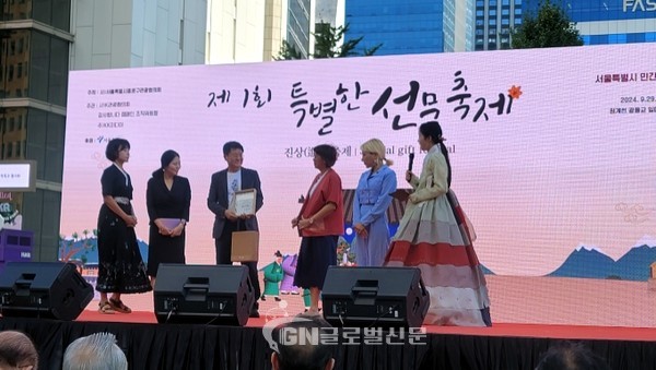 세종국어문화원(원장 김슬옹)에서 인도네시아 대사관 참사관에게 순 우리말 이름을 선물하고 있다.