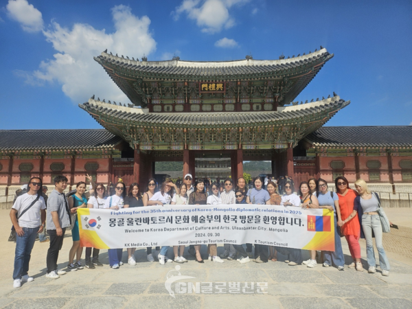 사)K관광협의회 등 주최 측에서 몽골 울란바트로시 뭉크촐롱(DOLGORSUREN MUNKHCHULUUN)부장 일행을 대상으로 청와대 권역 팸투어를 진행하고 있다.