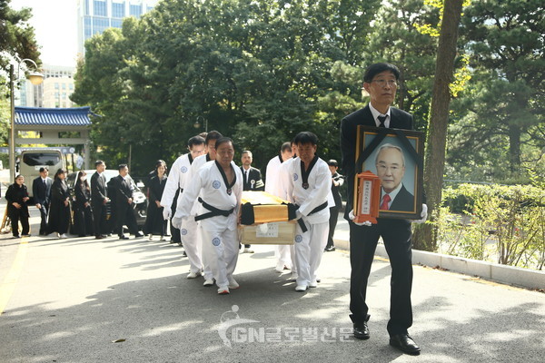 운구 행렬이 영결식장으로 들어서고 있다.