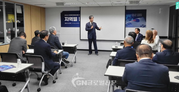 태권도진흥재단 김중헌 이사장이 아프리카·중동 지역 한인회장 등에게 태권도 진흥 사업 등에 대한 설명을 하고 있다.