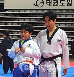 최영석 사범이 수련생들을 지도하고 있다.