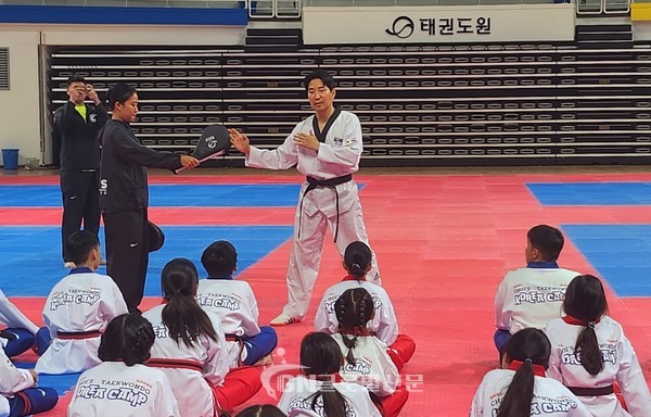 최영석 사범이 수련생들을 지도하고 있다.