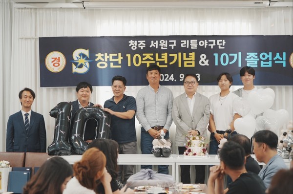윤동일 감독과 임원 단체 사진