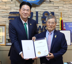 이동섭 국기원장이 미국 지부장 중 연장자인 김삼장 뉴욕 지부장에게 임명장을 수여한 뒤 기념촬영을 하고 있다.