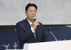 수료사를 하고 있는 이동섭 국기원 원장 모습.