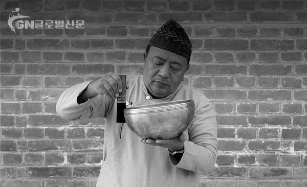 국제 히말라얀 싱잉볼 테라피 창시자 산타 라트나 사키야