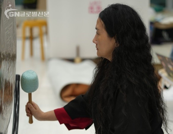 ▲ 싱잉볼 ‘공’ 연주를 하는 김사라스와띠 회장