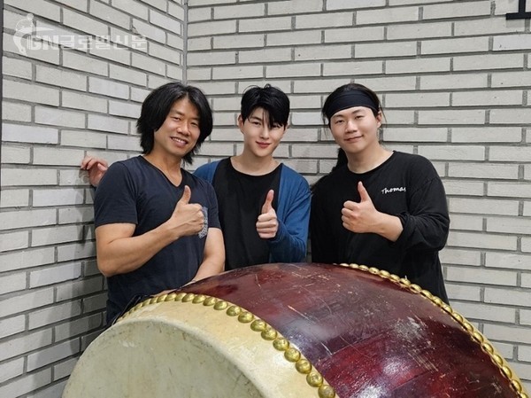 ▲ 왼쪽부터 퍼커션연주자 정규하, 국제 히말라얀 싱잉볼 마스터 천음 박이율과 우백 사제