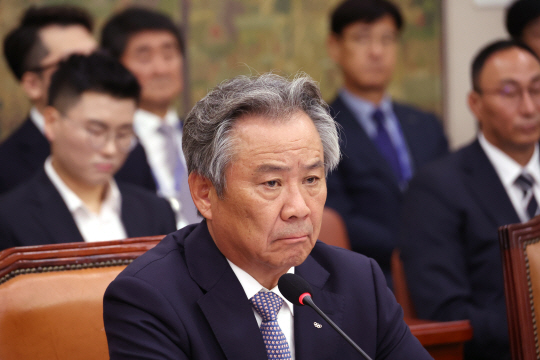 이기흥 대한체육회장이 지난 달 22일 국회에서 열린 문화체육관광위원회 국정감사에 출석, 의원 질의를 듣고 있다. 연합뉴스