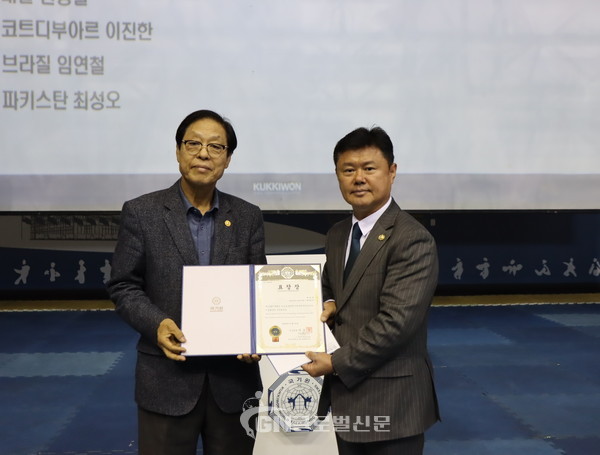11월 15일(금) 오후 1시부터 열린 보수교육 폐강식에서 활동 우수자에게 7명에게 표창장을 전달했다. 사진은 노순명 행정부원장(왼쪽)과 캄보디아 최용석 사범.