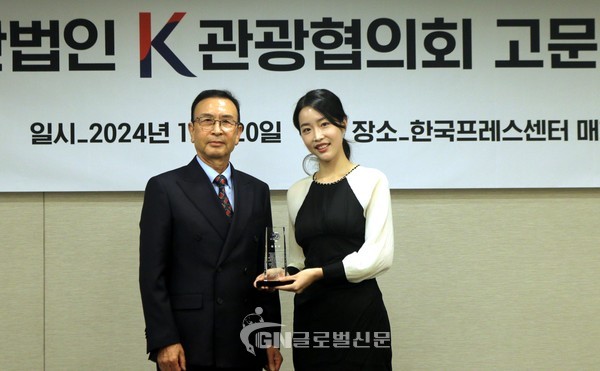 홍보대사위촉 후 송창용이사장과 김단아 홍보대사가 사진촬영을 하고 있다