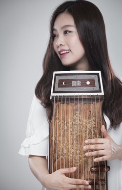 이윤서는 국가 무형유산 가야금산조 및 병창 이수자로, 용인대학교 문화예술대학원 석사 졸업 및 학위를 취득