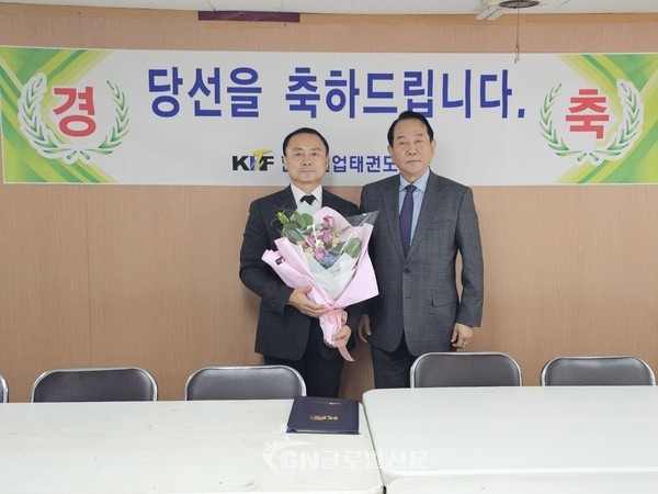 박규용 신임 회장과 장태수 전임 회장