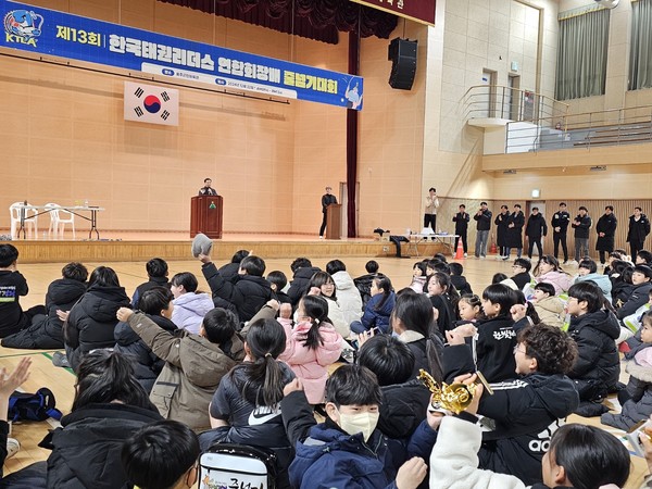 줄넘기대회 결과 발표를 하고 있다.(사진_강정덕)