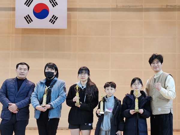 김해욱 회장(좌), 조우국 부회장(우)이 단체전 입상팀(무공.한빛.호랑이.세계로)과 기념촬영을 하고 있다.(사진_강정덕)