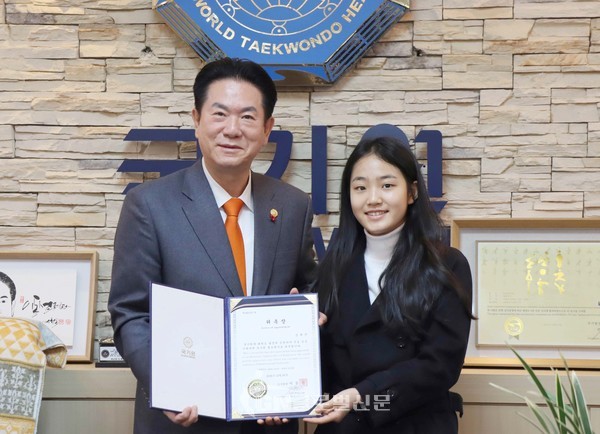이동섭 국기원장(왼쪽)이 홍보대사로 위촉한 김태연 양에게 위촉장을 수여한 뒤 기념촬영을 하고 있다.