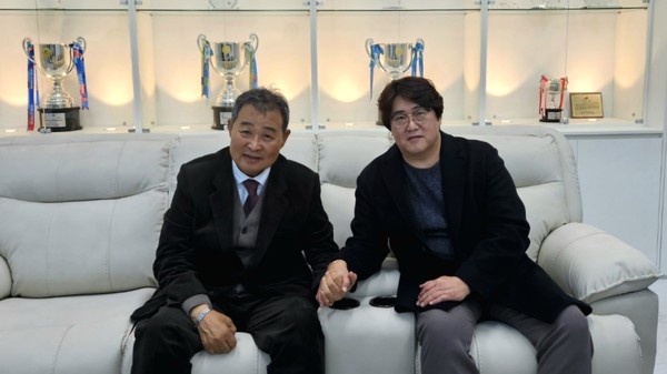 김화영회장과 박민준전무가 손을 맞잡고 있다.(사진_울산시태권도협회)