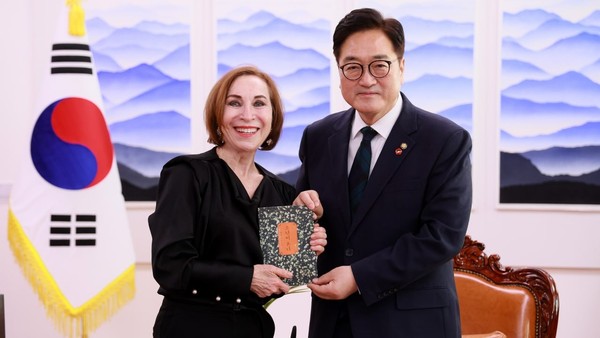 우원식 국회의장이 7일 의장집무실에서 마르시아 도네르 아브레우 주한브라질대사를 접견한 자리에서 한강 작가의 『소년의 온다』 한글판을 전달하고 있다.(사진=국회사무처 사진팀)