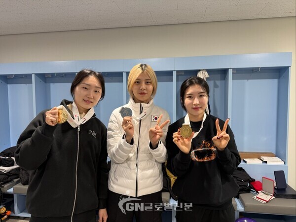 성남시청 직장운동부 빙상팀 소속 최민정, 김건희, 김길리 선수가 제 106회 전국통계체육대회 메달과 함께 기념사진을 찍고 있다.