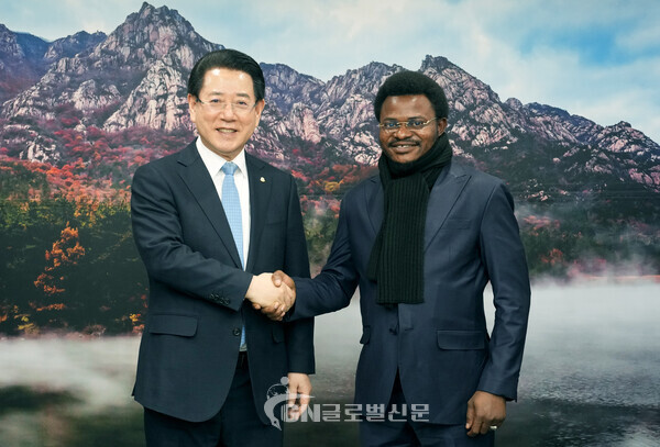 김영록 전라남도지사가 23일 도청 접견실에서 콩고민주공화국 렌돈콜리아 레바봉가 폴랭 초포주지사와 인사를 나누고 있다.