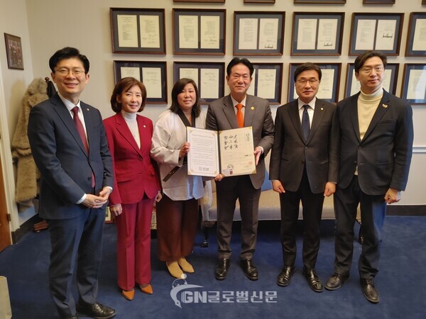 이동섭 국기원장(좌측부터 네 번째)이 그레이스 멩(Grace Meng) 하원의원(우측부터 네 번째)을 만나 태권도 저변확대와 발전에 힘쓴 공로를 인정, 명예 7단증을 수여했다.