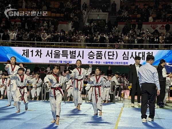 심사장에서 열과성을 보여주는 국기원심사 승품 응심생