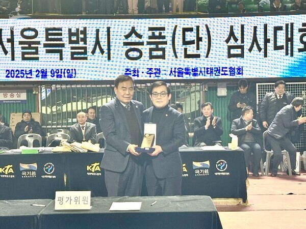 왼쪽부터 이자형 (서울시태권도협회 회장) / 임춘대 (서울시의회 기획경제위원회 위원장)