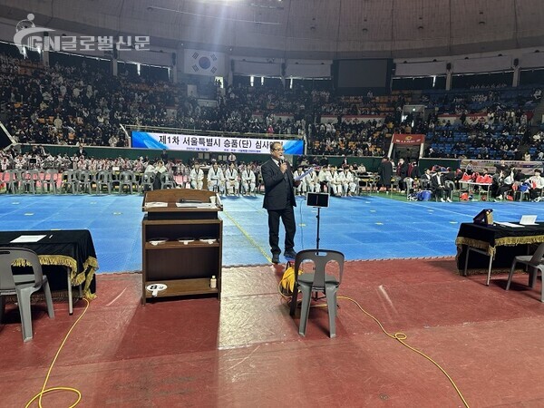 임기택 신임 구로구태권도협회 회장의 사회로 성인시범단의 멋진 시범이 시작 되었다.