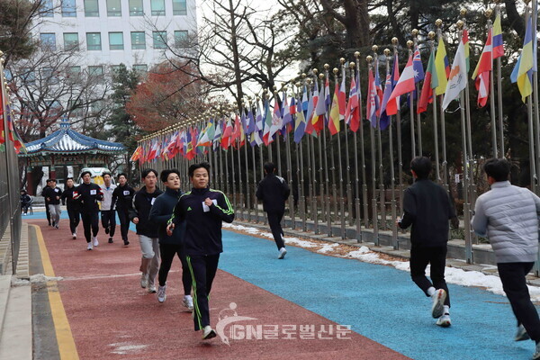 2025년도 국기원 태권도시범단 상근 및 비상근 단원 선발에는 총 176명이 지원했다. 사진은 체력평가에 해당하는 4,000m 오래달리기를 실시하고 있는 모습.