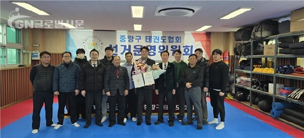 13일(월) 중랑구 망우동에 위치한 중랑구태권도협회 사무실에서 임재현 당선인에게 당선증을 수여하고 참석한 관계자들이 기념사진을 찍고 있다