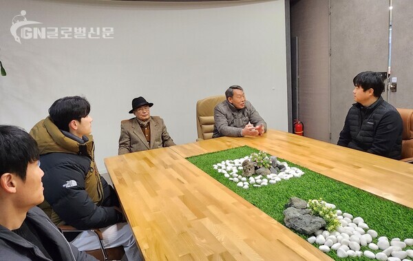 사진-시범단원들과 담소를 나누고 있는 김덕근 회장, 김난재 명예총재