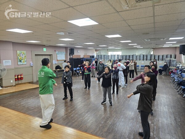 사진-벗나루 비영리단체가 노원구 공릉복지관에서 청춘태권도 수업 장면