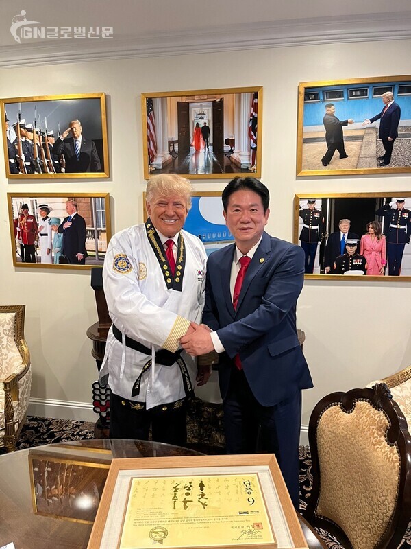 사진-이동섭 국기원장이 도널드 트럼프 전 미국 대통령에게 명예단증을 수여한 뒤 기념촬영 모습.