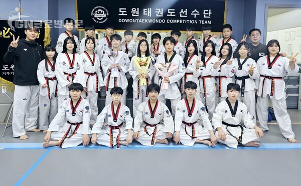 사진-도원 태권도 겨루기전문 선수들의 다양한 대회 출전 기념촬영