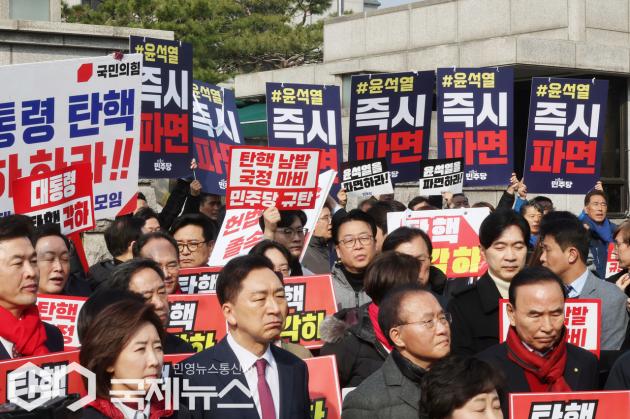 ▲국민의힘, 더불어민주당 의원들이 21일 서울 종로구 헌법재판소 앞에서 각각 윤석열 대통령 탄핵 기각-파면을 촉구하고 있다./사진=이용우 기자