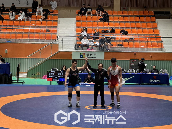 구로구청 레슬링팀 92kg급 강대규 선수(왼쪽, 레슬링팀 주장)가 승리를 거머쥐었다.(사진=구로구청)