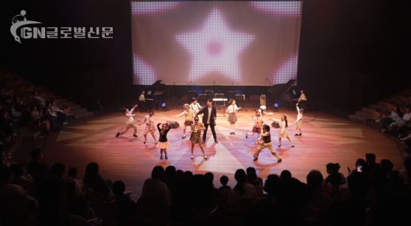 사진-‘자연이랑 클래식 콘서트 - 생상스 할아버지의 선물’ 공연에서 클라리넷 연주자가 어린이 배우들과 함께 안무를 선보이고 있다