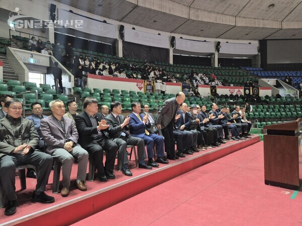 사진-서울시태권도협회 임윤택 고문이 소개 인사를 하고 있다.