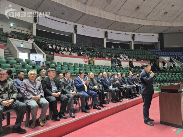 사진-서울시태권도협회 이자형 회장이 대회사를 하고 있는 모습