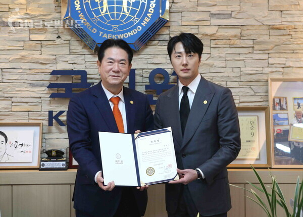 사진- 좌측 이동섭 국기원장 우측 정일우 배우(국기원홍보대사)
