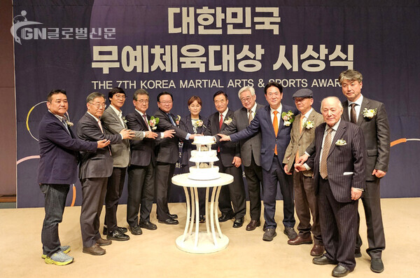 사진-대상수상자들과 주요인사들이 행사를 축하하기 위해 케익을 커팅하고 있다. ©무예신문캡쳐