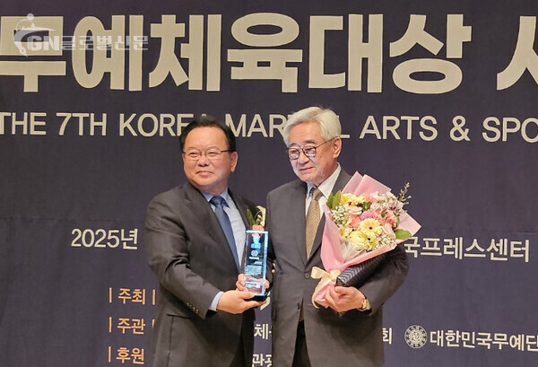 사진-특별공로대상을 수상한 조정원 세계태권도연맹 총재 ©무예신문캡쳐
