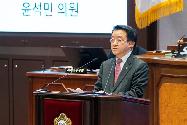  사진 - 윤석민 의원이 제326회 임시회(제1차 본회의)에서 5분 자유발언을 하고 있다.[강남구의회 제공]