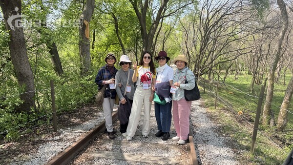  사진 -일원1동 주민자치위원과 기념촬영 정중앙 정수연 회장 [정회장 제공]
